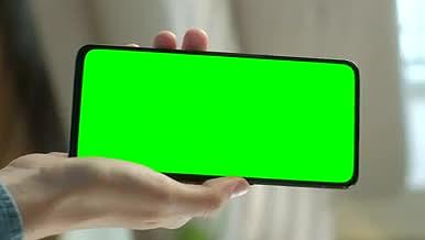 人手持手机的绿幕素材视频的预览图